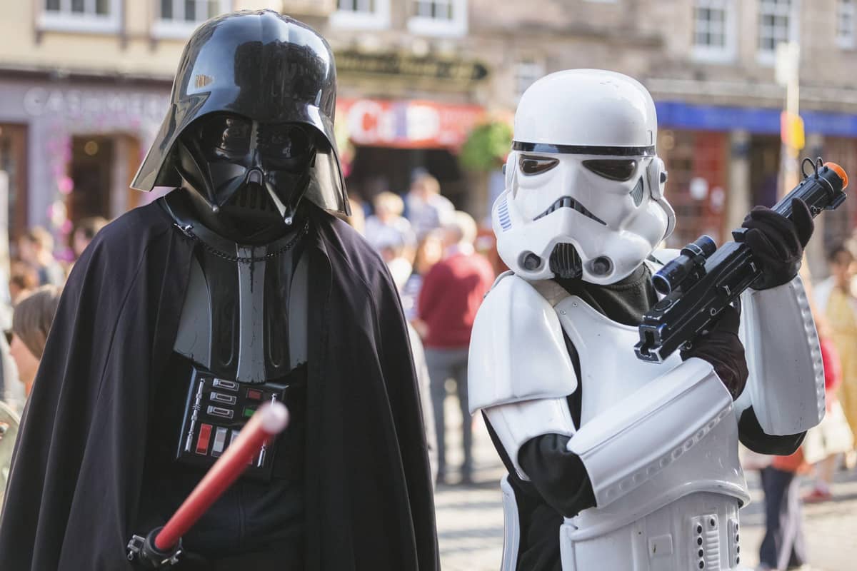 2 people in Star Wars costumes